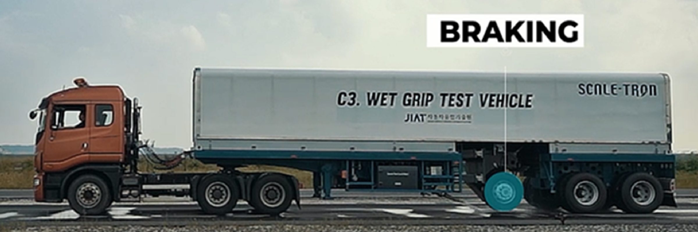 젖은 노면에서 시험 중인 C3 Wet Grip 시험 차량